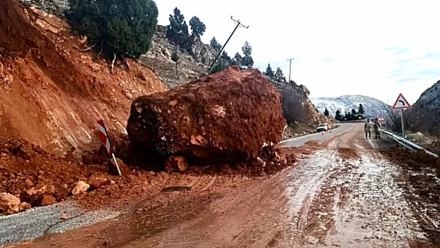 Doğanşehir'de Korkutan Heyelan: Karayolu Ulaşıma Kapandı!