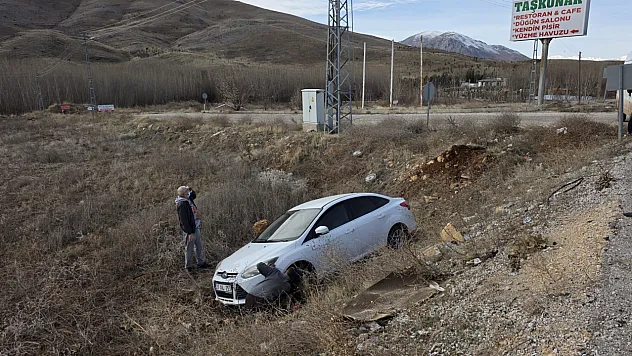 Doğanşehir'de Otomobil Şarampole Uçtu: 2 Yaralı