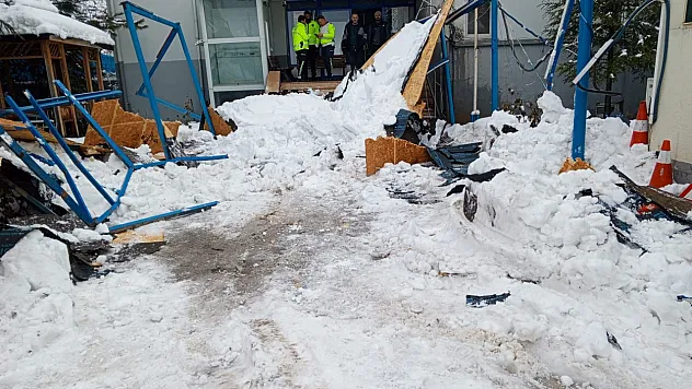 Doğanşehir'de Sundurma Çöktü! Polis Araçları Hasar Gördü!