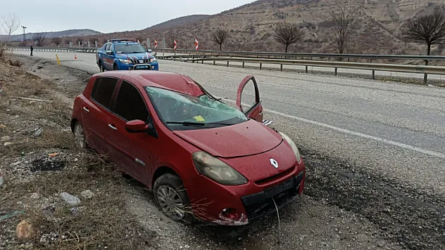 Doğanşehir'de Yağış Kazayı Getirdi! Otomobil Şarampole Devrildi