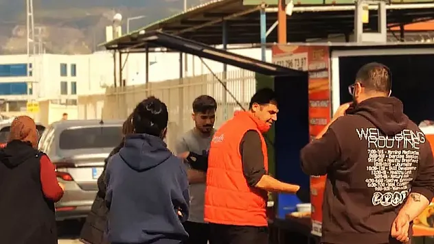 Dönerciler Diyarında Ezber Bozan Lezzet! 1 Metrekarelik Tezgahta Kapış Kapış Gidiyor