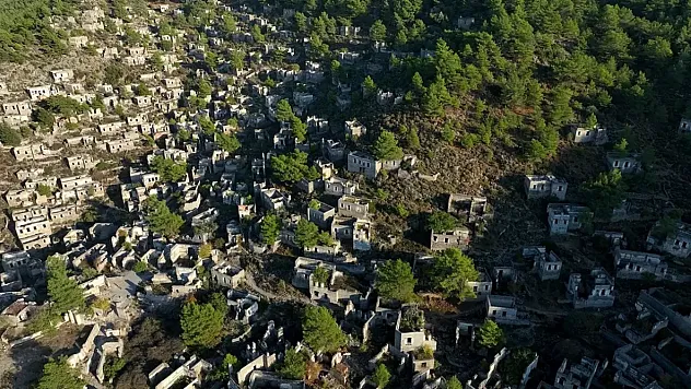 Ege'nin Kalbinde Sessiz Bir Çığlık! 69 Yıldır Terk Edilmiş Olan Hayalet Köy Havadan Görüntülendi