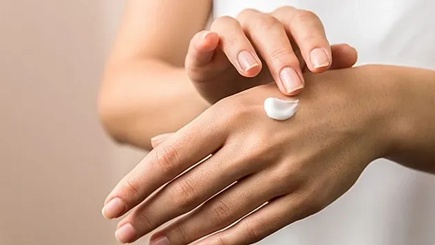 El Kremleri Cilt Bariyerini Onararak Ellere Yumuşaklık Kazandırıyor