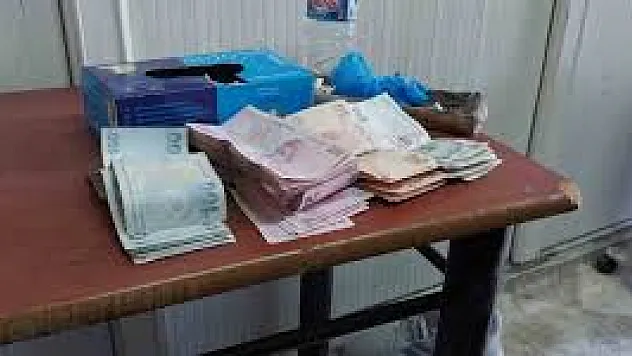 Elazığ'da Örnek Davranış: Temizlik Görevlisi Bulduğu Parayı Polise Teslim Etti