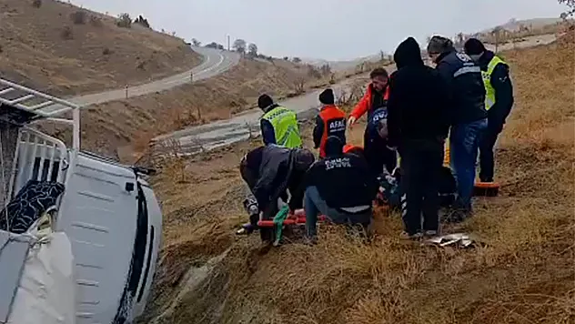 Elazığ-Malatya Karayolu'nda  Kamyonet Şarampole Yuvarlandı