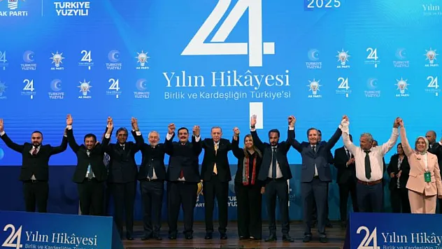 Erdoğan, AK Parti'ye Katılan 9 Belediye Başkanına Rozet Taktı