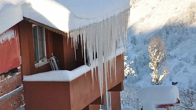 Erzurum'da Çatıdan Düşen Kar ve Buz Genç Öğrenciyi Sakat Bıraktı: Mahkemeden 20 Milyon Liralık Emsal Tazminat