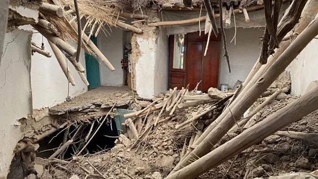 Erzurum'da toprak evin damı çöktü: 2 çocuk hayatını kaybetti, 4 kişi yaralandı