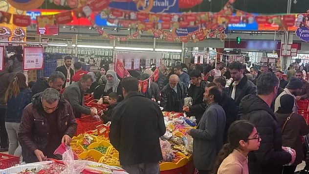 Et Fiyatı Yarıya Düştü: Vatandaşlar Marketlere Akın Etti