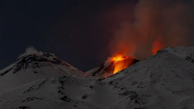Etna Yanardağı Yeniden Kül Püskürttü!