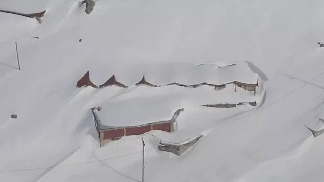 Evler Kar Altında Kayboldu: 3 Metrelik Beyaz Örtü
