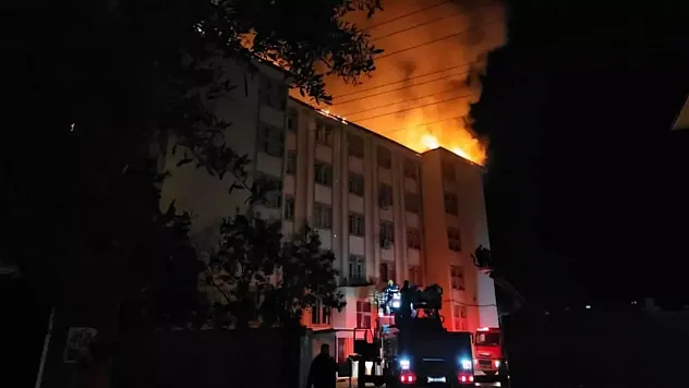 Fen Lisesi Pansiyonunda Korkutan Gece! Alevlere Teslim Olan Çatıdan Mucize Kurtuluş