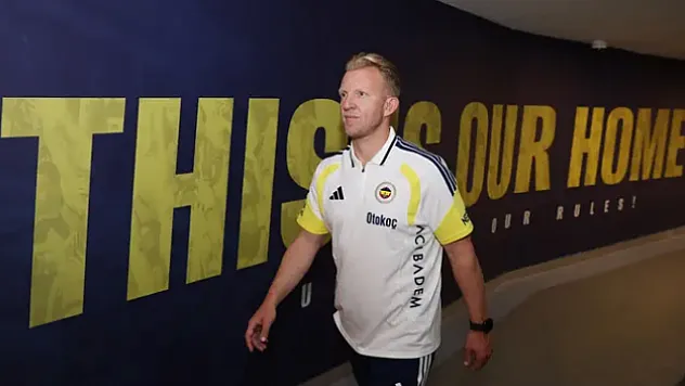 Fenerbahçe'de Taraftarı Heyecanlandıran Dönüş! Dirk Kuyt Resmen Geri Döndü
