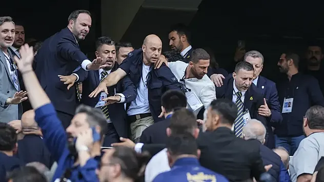 Fenerbahçe Kongresinde Tribünlerde Gergin Dakikalar