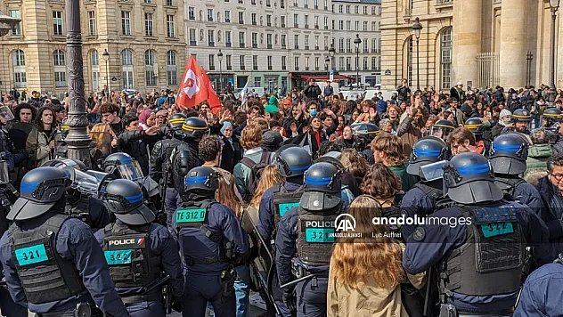 Fransa'da Macron Karşıtları Sokakları Ateşe Verdi: Polisle Çatışmalar Büyüyor