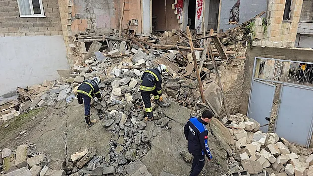 Gaziantep'te Korkutan Çökme! Enkaz Girişi Kapattı, İtfaiye Zamana Karşı Yarıştı