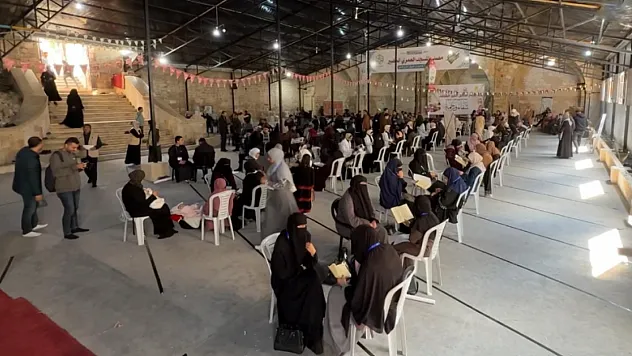 Gazze'de Tarihi Caminin Enkazında Anlamlı Buluşma: 120 Kişi Tek Oturumda Hatmetti