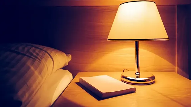 Gece Lambasıyla Uyumak Sanıldığı Kadar Masum Değil: Uzmanlardan Uyarı