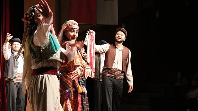 Geleneksel Halk Dansları Modern Tiyatro Sahnesinde Yenilikçi Bir Form Kazanıyor