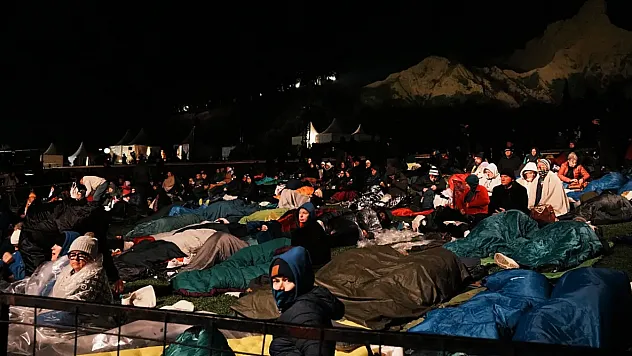 Gelibolu'da Tarihi Gece!  Anzak Torunları Atalarının İzinde Koya İndi