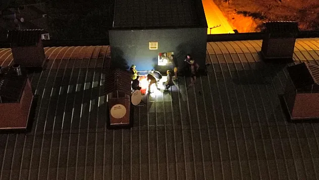 Genç kız çatıya çıktı, yardıma gidenler mahsur kaldı