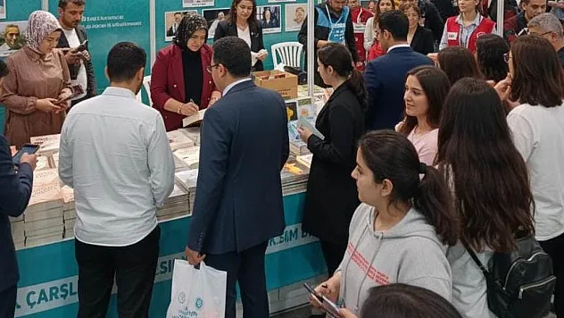 Gül Kaçar'ın İmza Günü Fuarın Nabzını Yükseltti
