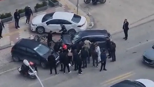 Güngör Caddesi'nde Kontrolden Çıkan Otomobil Duramadı Araçlara Çarptı!