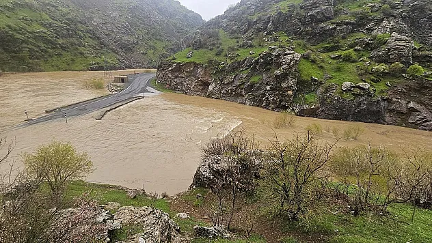 Hakkari'de Sağanak Dehşeti! Dere Taştı, İki İlçe Arasındaki Yol Sulara Gömüldü