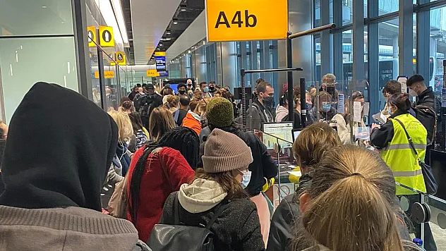 Heathrow'da Büyük Panik! Biber Gazı Saldırısı: 21 Kişi Etkilendi, Terminalde Alarm Verildi