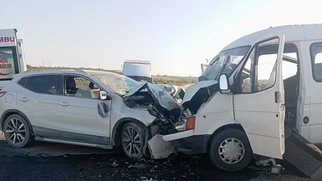 Hilvan'da Tarım İşçilerini Taşıyan Minibüs Kaza Yaptı: 10 Kişi Yaralandı