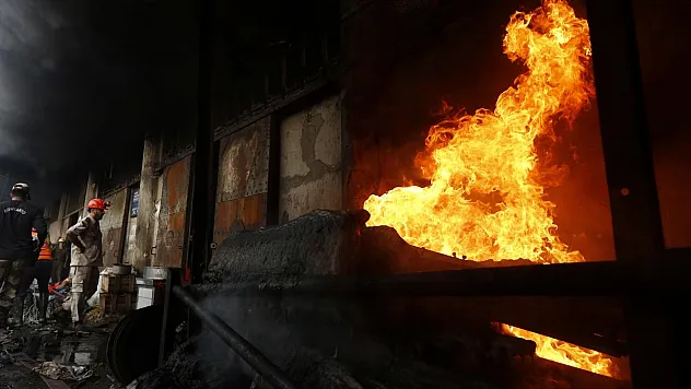 Hindistan'da Yeni Delhi Patlaması: Şehirde Kaos Yaşandı, Çok Sayıda Ölü ve Yaralı Var