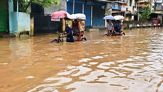 Hindistan'ı Vuran Şiddetli Yağışlar Felakete Yol Açtı: 18 Kişi Hayatını Kaybetti