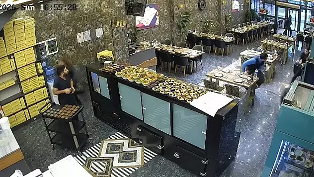 İftara 2 Saat Kala Dehşet! Sakarya'da Restoranın Tavanı Böyle Çöktü