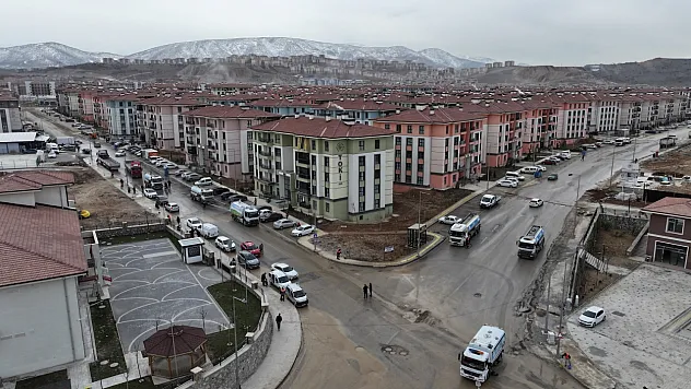 İkizce Deprem Konutlarında Bayram Mesaisi! Yollar Yıkandı, Molozlar Kaldırıldı!