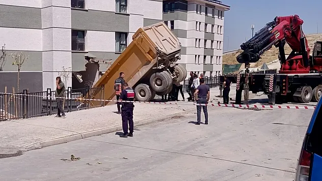 İkizce TOKİ'de Faciadan Dönüldü! Kontrolden Çıkan Kamyon Apartman Duvarına Çarptı