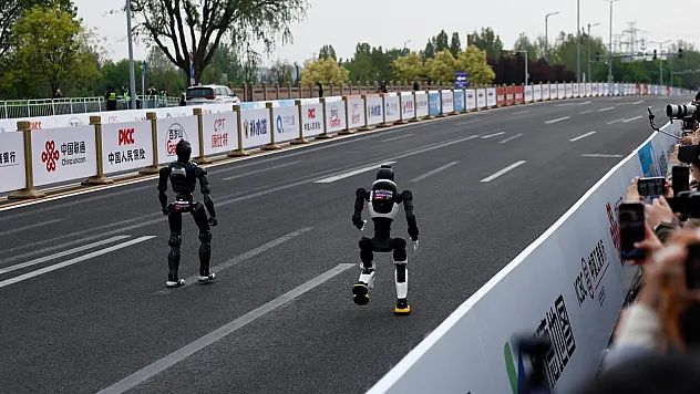 İnsanoğlu Kendi Rekorunu Makinelere Kaptırdı! Robotlar Maraton Pistinde Tarih Yazdı