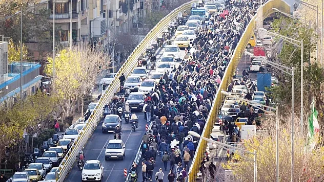 İran Genelinde Riyal'in Sert Değer Kaybı Protestoları Tetikledi