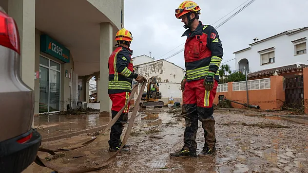 İspanya'da Sular Çekilmek Bilmiyor! Çatılara Sığınanlar İçin Dev Kurtarma Operasyonu