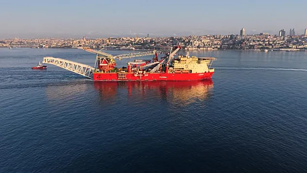 İstanbul Boğazı'nda Nefes Kesen Anlar!  Devasa Gemi İçin Tüm Trafik Durduruldu