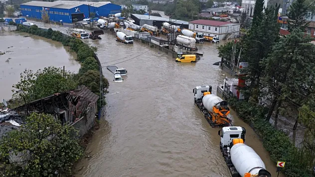 İstanbul'da Sağanak Dehşeti! Sokaklar Göle Döndü