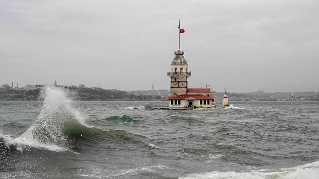 İstanbul'da Şiddetli Fırtına Hayatı Olumsuz Etkiledi: Parklar Kapatıldı, Yetkililer Uyardı