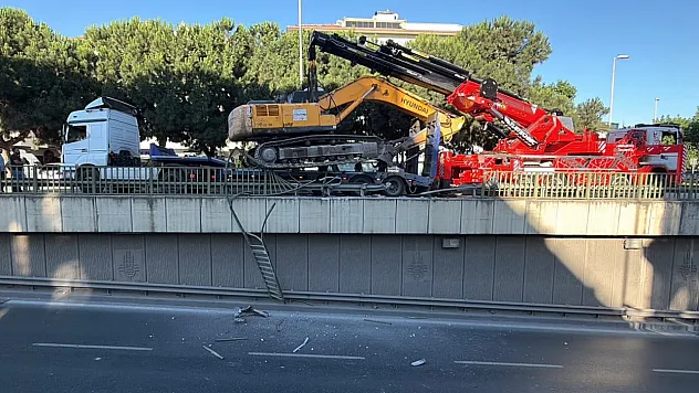 İstanbul'da Tırdan Düşen İş Makinesi Alt Geçide Saplandı!