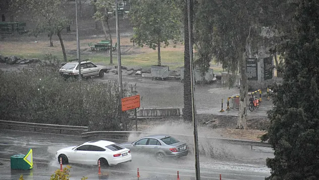 İzmir'de Sağanak Hayatı Felç Etti: Yollar Göle Döndü, Evleri Su Bastı