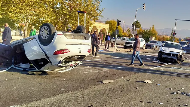 Kale İlçesinde Trafik Kazası: 2 Yaralı