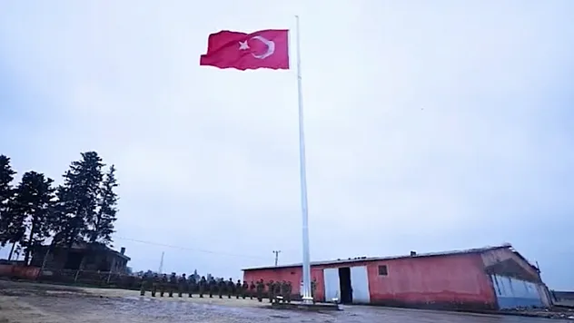 Kamışlı Sınırında Dev Türk Bayrağı Göndere Çekildi!