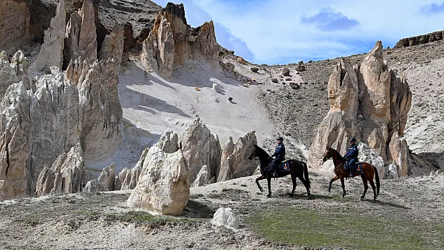 Kapadokya Değil Van!  Atlı Jandarmalar O Bölgede Kuş Uçurtmuyor