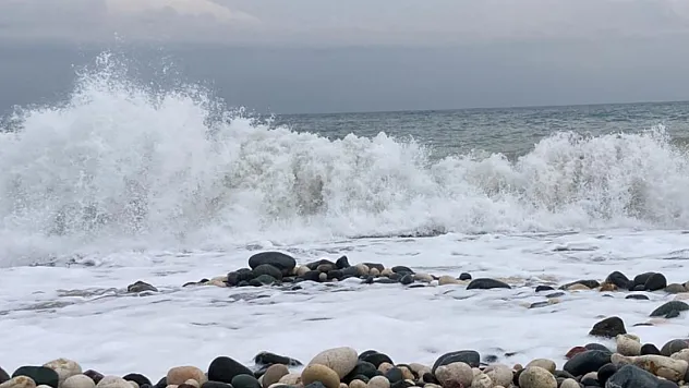 Karadeniz'de Kırmızı Bayrak Alarmı! Bazı Sahillerde Denize Giriş Durduruldu