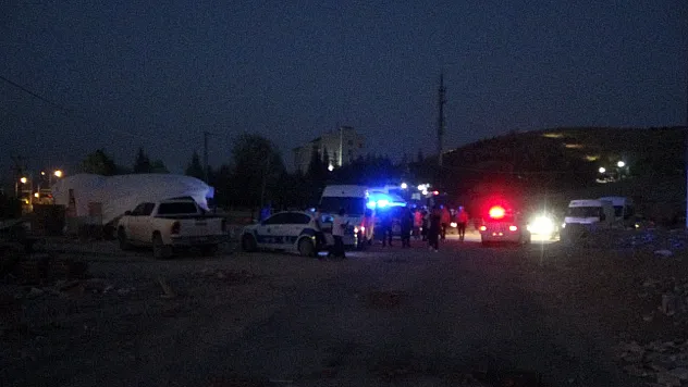 Kavganın ardından konteynerleri ateşe verip kaçtılar