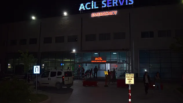 Kavgayı ayırmak isterken bıçaklandı! Ağır yaralı