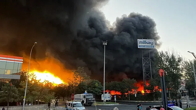 Kayseri OSB'de Keçe Fabrikasında Büyük Yangın: Ekipler Alevlerle Mücadele Ediyor